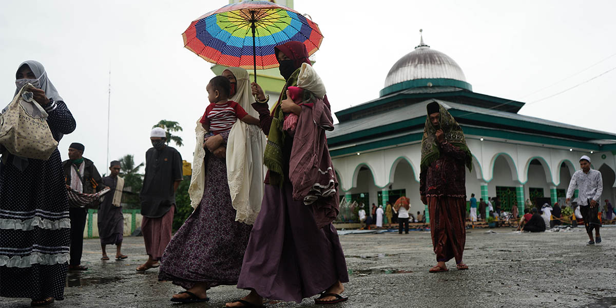 Jamaah pulang setelah melaksanakan salat Idul Adha di Masjid Agung Babussalam Timika, Jumat (31/07/2020)